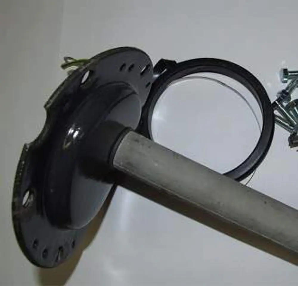 Reinigungsdeckel von Remeha mit einer seitlichen Öffnung, begleitet von Baukomponenten wie Dichtungen und Schrauben, für die Montage oder den Austausch.